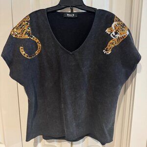Blue B Collection Wash V-Neck Sequin Tiger Shirt Sz L